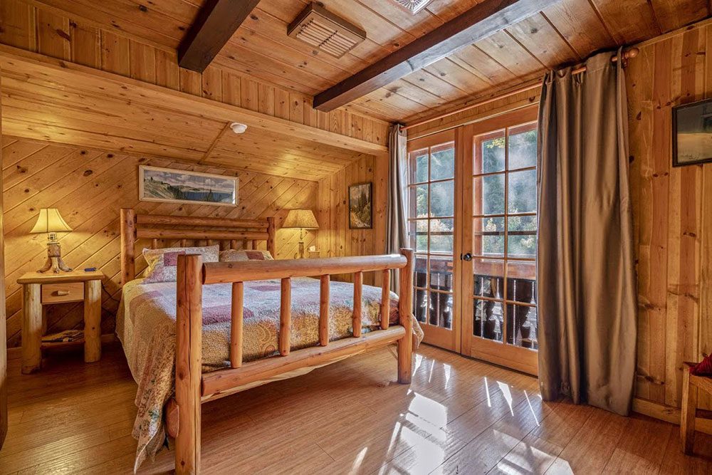 Rogue River cabin bedroom