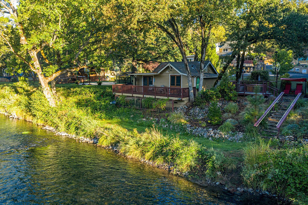 Rogue River cabin drone view