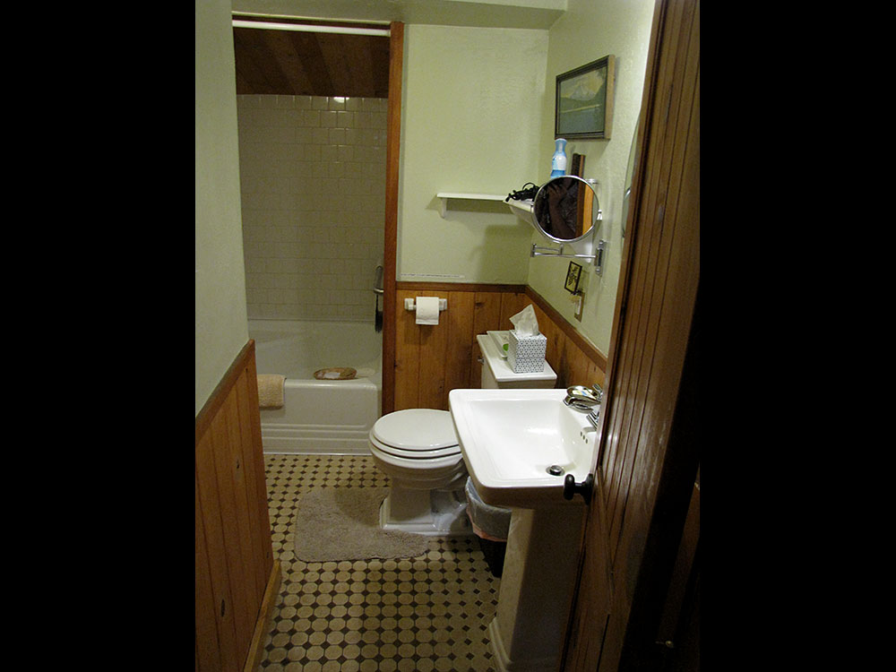 Rogue River cabin bathroom