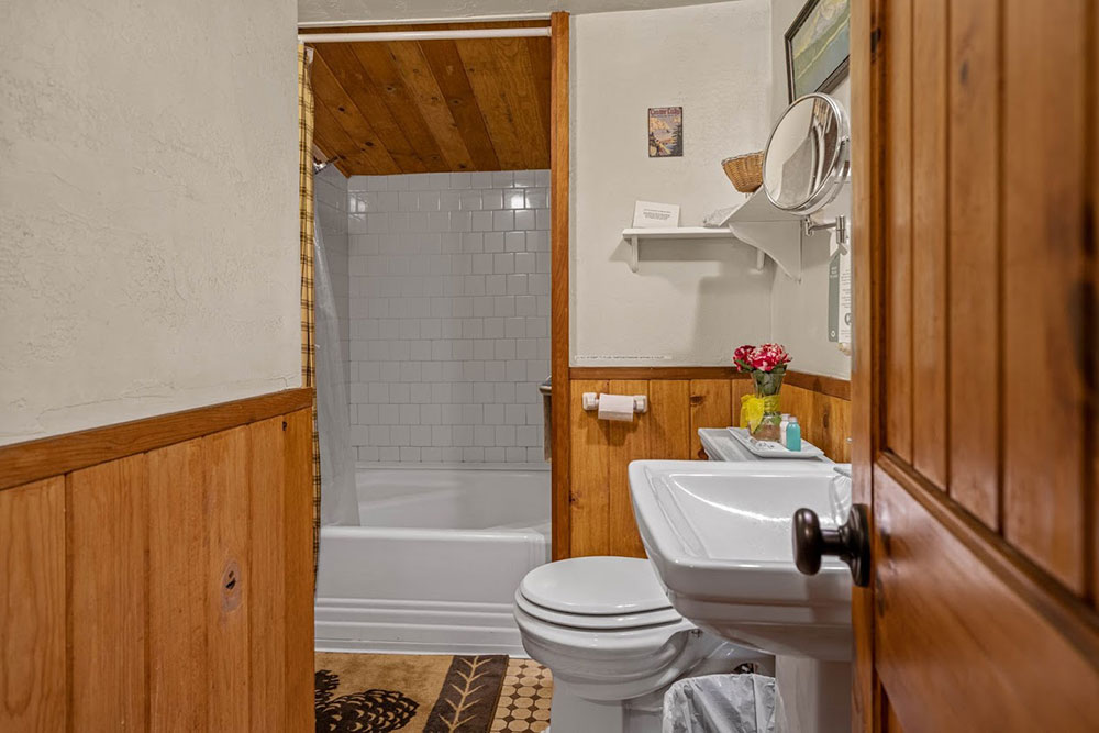 Rogue River cabin bathroom