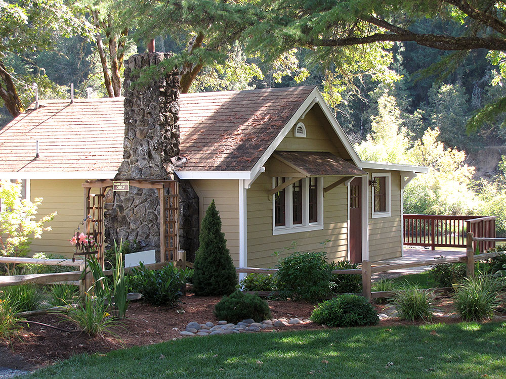 Rogue River cabin outside