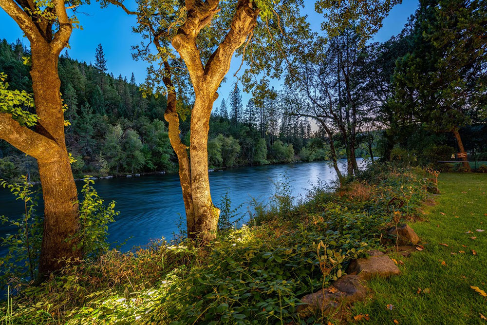 Wedding in the eveing - Rogue River wedding